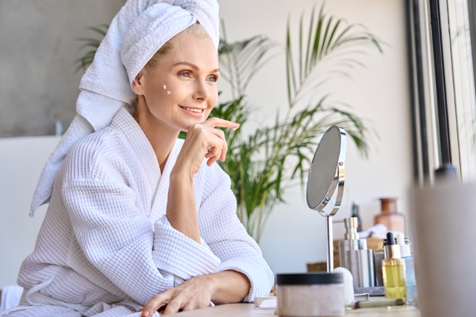 Make-up, který vás nejen v létě dělá starší: Tyto kosmetické produkty ze své tašky raději vyhoďte, zvýrazňují vrásky