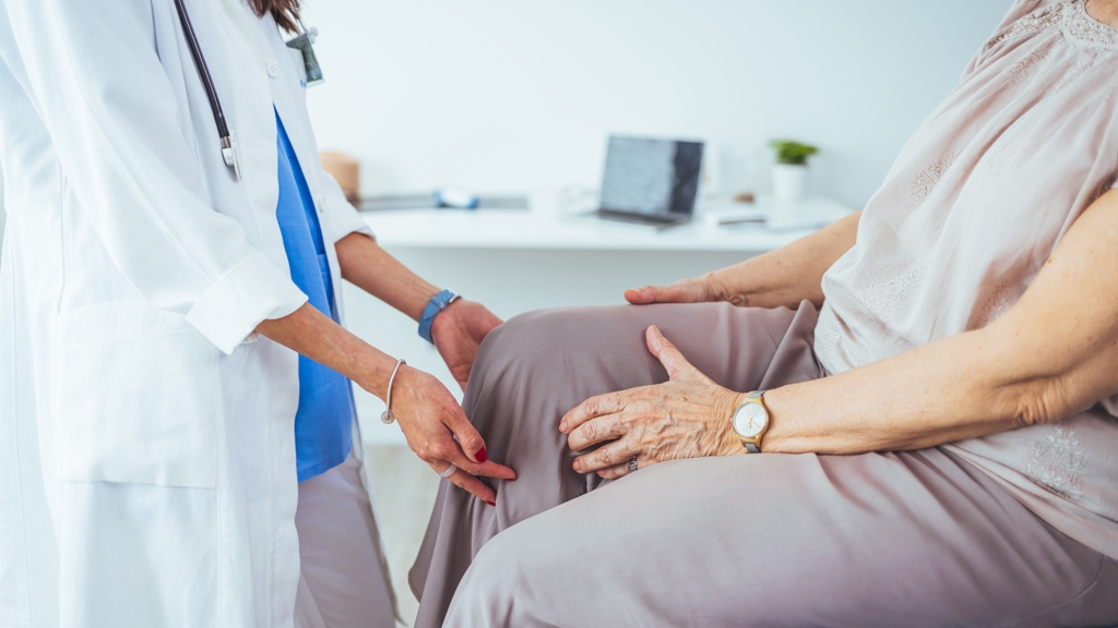 Rozpoznejte nejčastější rané příznaky osteoporózy. Mohou se podle lékařů projevit třeba jen pobolíváním v zádech či zvětšujícím se zakřivením páteře