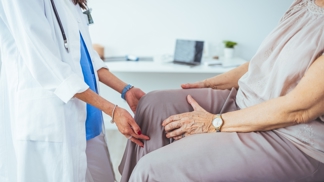 Rozpoznejte nejčastější rané příznaky osteoporózy. Mohou se podle lékařů projevit třeba jen pobolíváním v zádech či zvětšujícím se zakřivením páteře Rozpoznejte nejčastější rané příznaky osteoporózy. Mohou se podle lékařů projevit třeba jen pobolíváním v zádech či zvětšujícím se zakřivením páteře