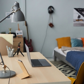 U starších školáků už hraje velkou roli práce na počítači. Monitor by neměl stát přímo proti oknu, jinak může dítě kvůli odleskům začít zatahovat žaluzie i během dne