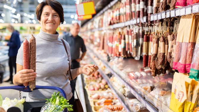 Jak ušetřit v supermarketu: Triky obchodníků, na které narážíme nejčastěji. Nejen falešné slevy nebo zboží na zlaté polici 