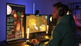 muž hraje počítačové hry