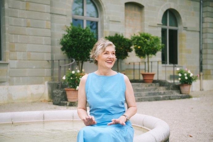Šaty bez rukávů mohou působit velmi elegantně i po padesátce. Beata Rajská zdůrazňuje, že mnohem důležitější než věk je dobře padnoucí střih a kvalitní materiál.
