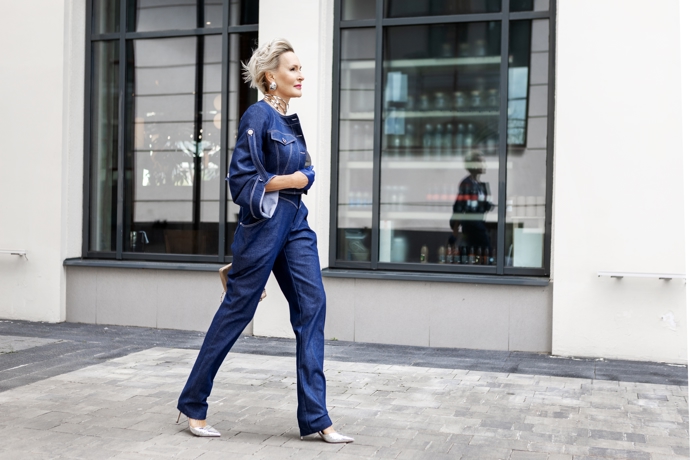 Tmavý denim omlazuje. Pokud zvolíte outfit laděný tón v tónu, bude postava působit štíhlejším a vyšším dojmem. 