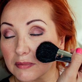 Make-up, který vás nejen v létě dělá starší: Tyto kosmetické produkty ze své tašky raději vyhoďte, zvýrazňují vrásky