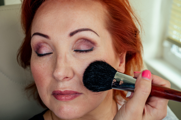 Make-up, který vás nejen v létě dělá starší: Tyto kosmetické produkty ze své tašky raději vyhoďte, zvýrazňují vrásky