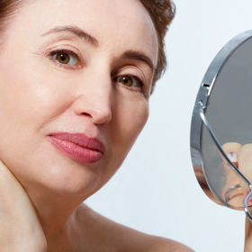 Make-up, který vás nejen v létě dělá starší: Tyto kosmetické produkty ze své tašky raději vyhoďte, zvýrazňují vrásky