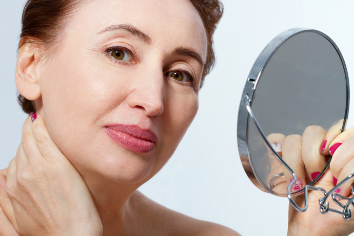 Make-up, který vás nejen v létě dělá starší: Tyto kosmetické produkty ze své tašky raději vyhoďte, zvýrazňují vrásky