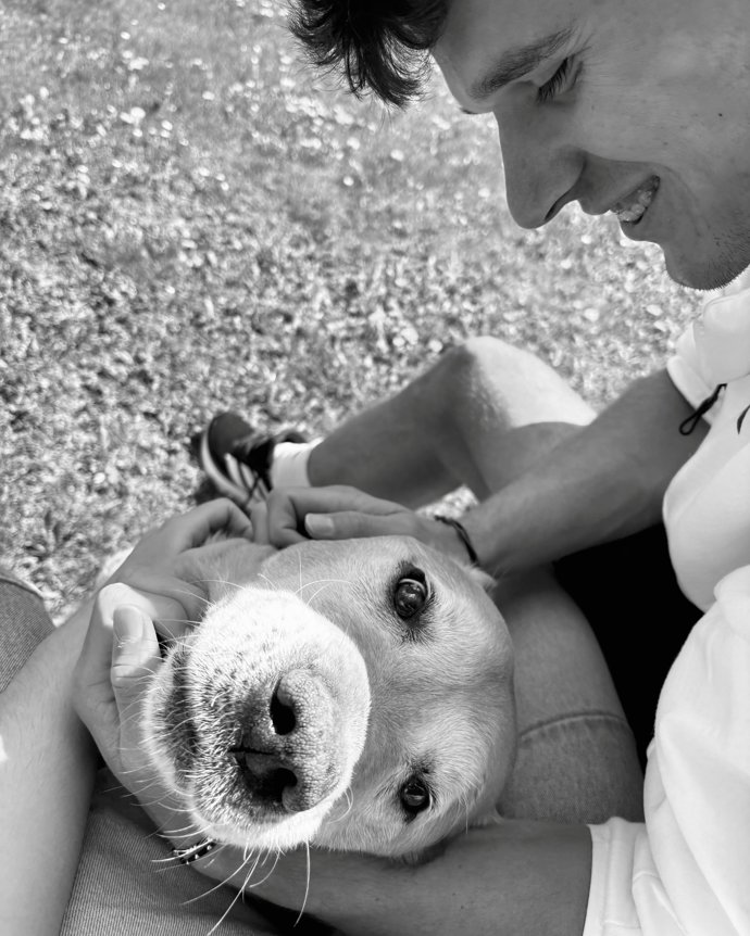 Jakub Menšík se svým milovaným labradorem.