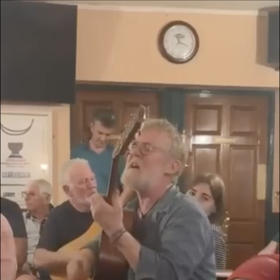 Glen Hansard jen pár hodin před smrtí hrál v hospodě.