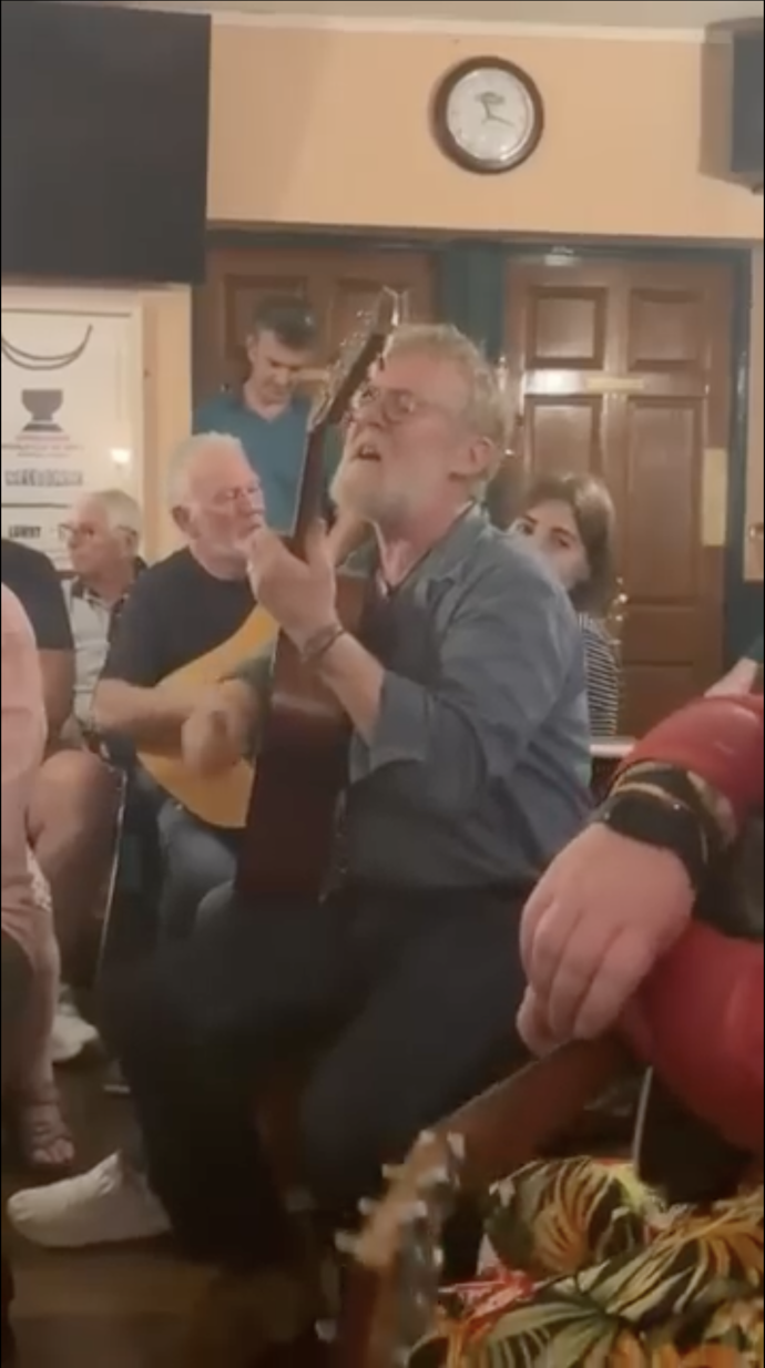 Glen Hansard jen pár hodin před smrtí hrál v hospodě.