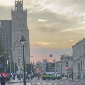 Policie neprodleně zablokovala příjezdové cesty k mrakodrapu na Kudrinském náměstí.