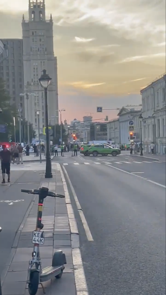 Policie neprodleně zablokovala příjezdové cesty k mrakodrapu na Kudrinském náměstí.