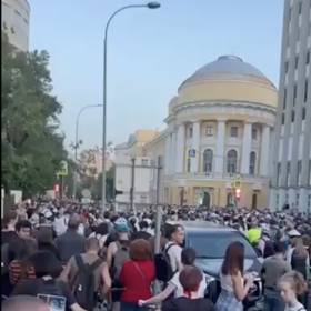 V okolí Kudrinského náměstí se před výbuchem shromažďovaly desítky cyklistů, akce byla po atentátu okamžitě zrušena.