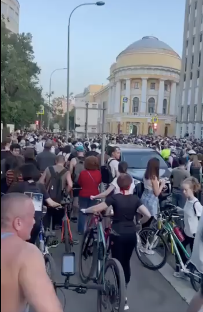 V okolí Kudrinského náměstí se před výbuchem shromažďovaly desítky cyklistů, akce byla po atentátu okamžitě zrušena.