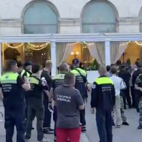 Na místě výbuchu zasahovaly desítky zdravotníků, hasičů i ozbrojených těžkodělců.