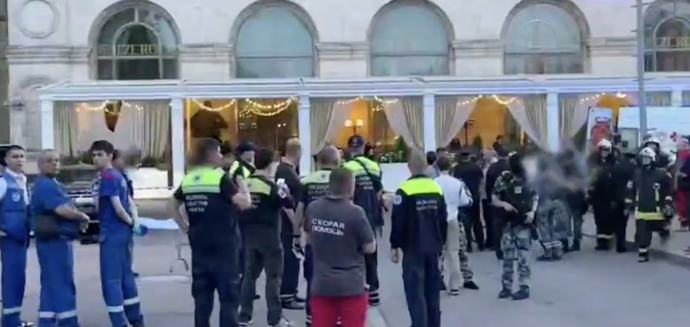 Na místě výbuchu zasahovaly desítky zdravotníků, hasičů i ozbrojených těžkodělců.