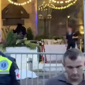 Trhavina detonavala u vstupu na venkovní verandu, kde zrovna probíhal soukromá hostina.