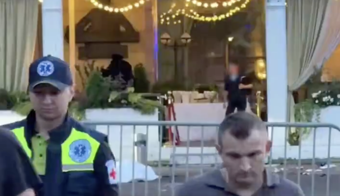 Trhavina detonavala u vstupu na venkovní verandu, kde zrovna probíhal soukromá hostina.