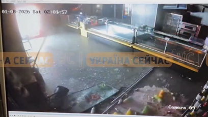 FOTO: Tlaková vlna po výbuchu venku okamžitě vysklila okna a vmetla střepy do interiéru.