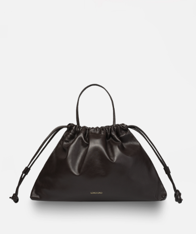 Kožená kabelka Roccia Drawstring Espresso, Loro Oro, 3 390 Kč Kožená kabelka Roccia Drawstring Espresso, Loro Oro, 3 390 Kč