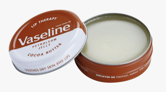 Vaseline Lip Therapy zvláční rty, dodá jim přirozený lesk a zabrání jejich vysušování. 60 Kč