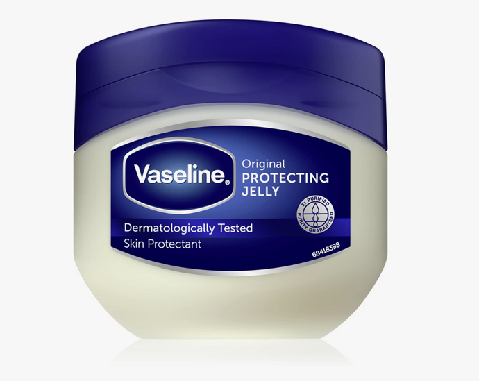 Vazelína Vaseline Original je všestranný prostředek, který vám pomůže zvlhčit suchou, popraskanou či jinak poškozenou kůži a také urychlí regeneraci drobných ran, škrábanců či popálenin. 68 Kč