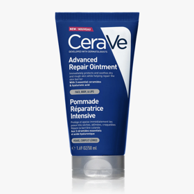 Regenerační mast CeraVe HEALING OINTMENT je speciálně určená pro úlevu od extrémně suché, popraskané nebo podrážděné pokožky. Obsažená vazelína poškozené pokožce ulevuje, kyselina hyaluronová jí zase dodá potřebnou hydrataci. Mast navíc obsahuje ceramidy, které podporují přirozenou kožní bariéru. 315 Kč
