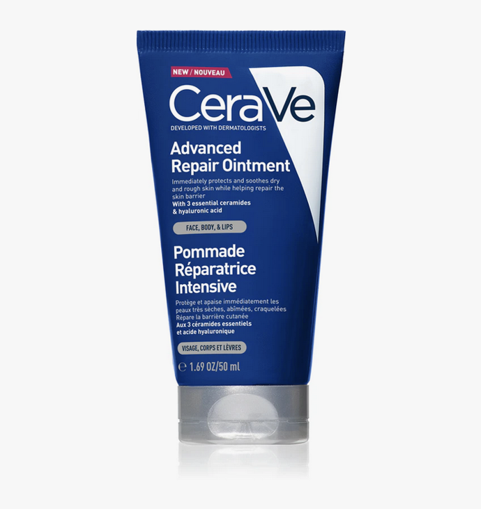 Regenerační mast CeraVe HEALING OINTMENT je speciálně určená pro úlevu od extrémně suché, popraskané nebo podrážděné pokožky. Obsažená vazelína poškozené pokožce ulevuje, kyselina hyaluronová jí zase dodá potřebnou hydrataci. Mast navíc obsahuje ceramidy, které podporují přirozenou kožní bariéru. 315 Kč