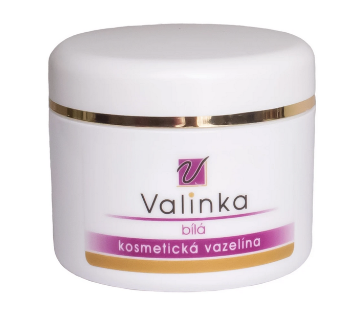 Bílá kosmetická vazelína  je univerzální kosmetický přípravek vhodný k promašťování suché pokožky, k ošetření jizviček a k ochraně pleti před chladem a vlhkem. Používá se také na popraskanou, hrubou kůži pat, kolen či loktů. 75 Kč