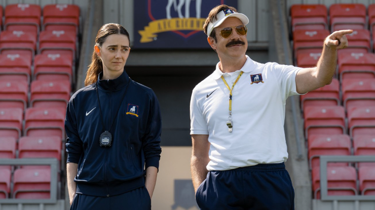 Jason Sudeikis v serálu Ted Lasso. Jason Sudeikis v serálu Ted Lasso.