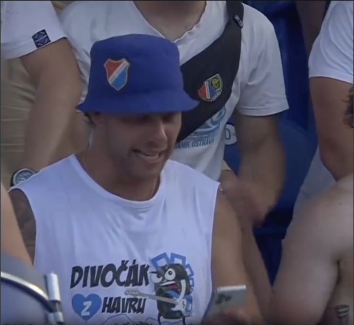 V kotli si vyzkoušel i roli bubeníka a pro fanoušky nakoupil stovky piv.