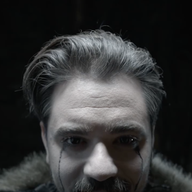 Vojta Kotek se v novém videu objevuje s temnými slzami v obličeji.