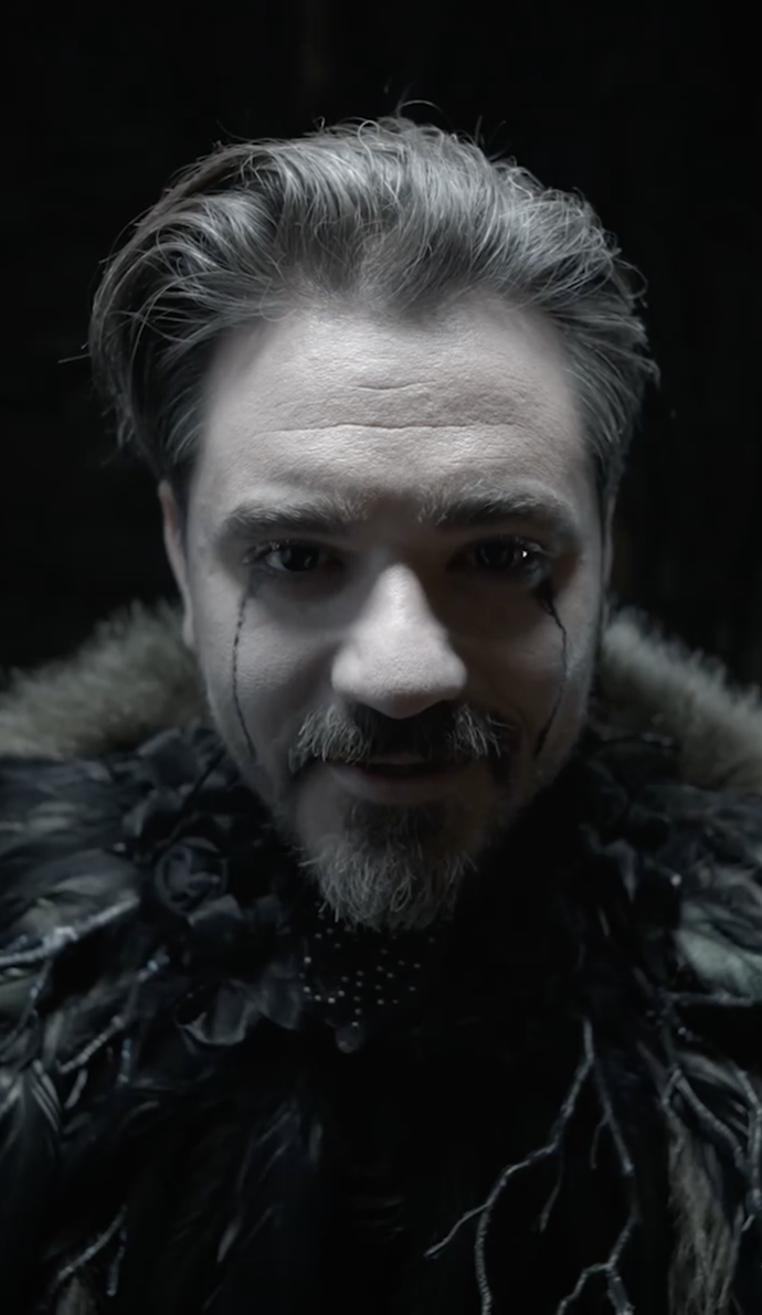 Vojta Kotek se v novém videu objevuje s temnými slzami v obličeji.