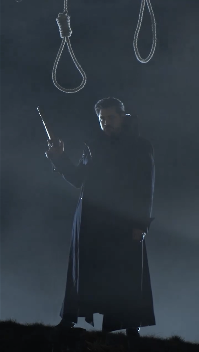 Záběry z nového videa evokují temný historický thriller s oprátkami.