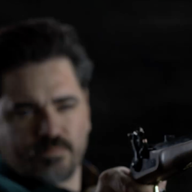 S pistolí v ruce působí moderátor Vojta Kotek velmi nebezpečně.