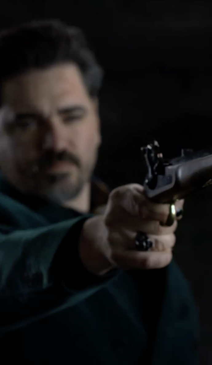 S pistolí v ruce působí moderátor Vojta Kotek velmi nebezpečně.
