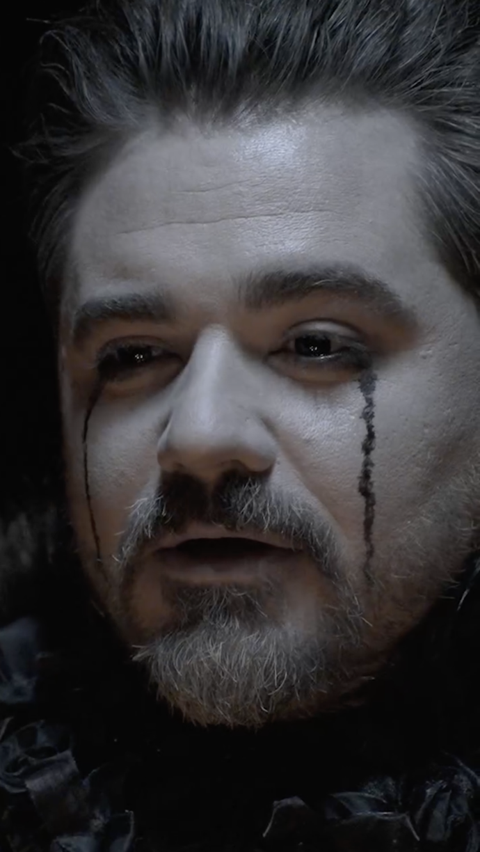 Vojta Kotek se v novém videu objevuje s temnými slzami v obličeji.