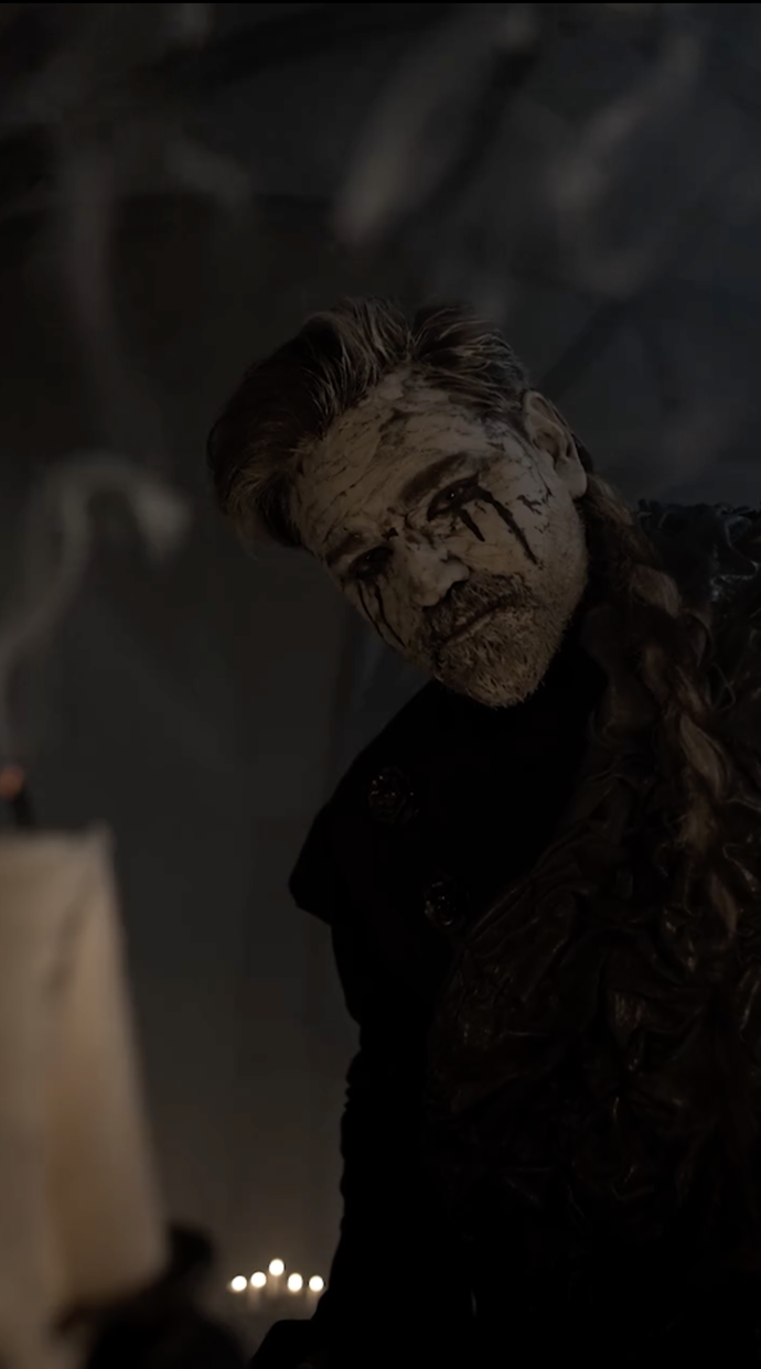 Vojta Kotek s maskou a líčením připomíná Branda Leeho ve filmu Havran.