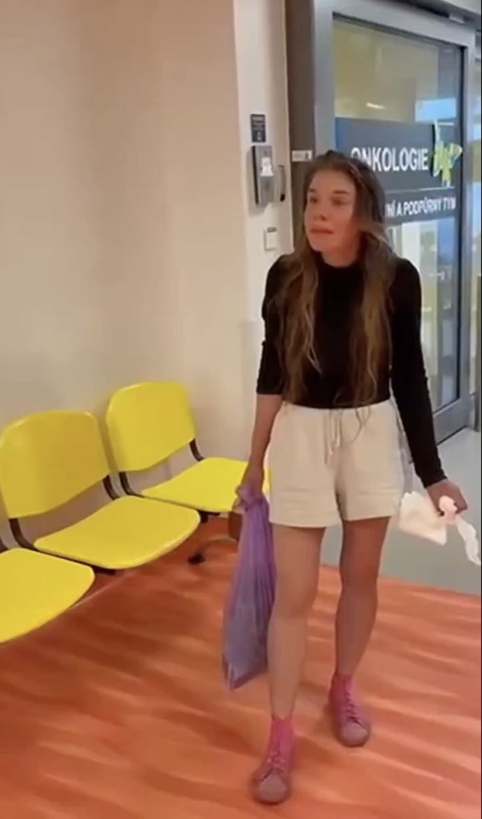 Žena odmítala nemocnici opustit a pokračovala ve slovních útocích.