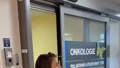 FOTO: Situace se vyhrotila před onkologickým oddělením.