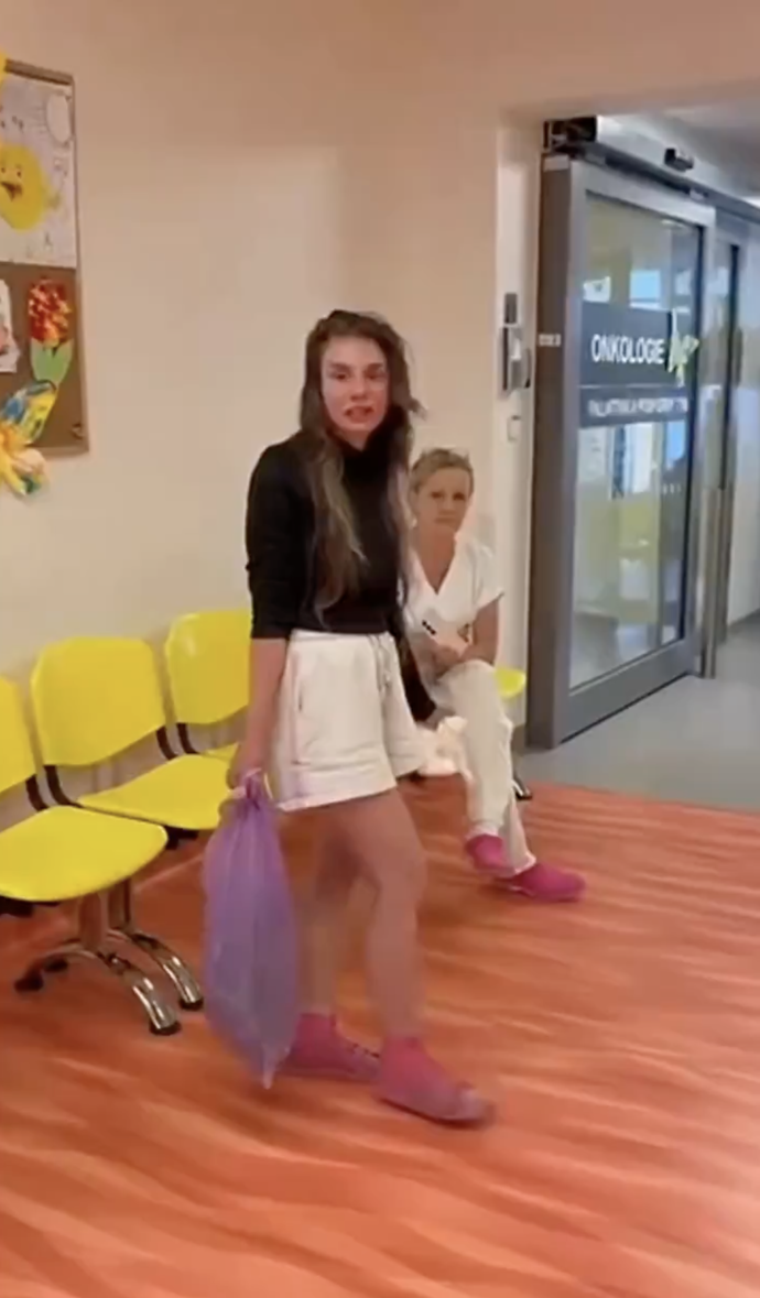 Zaměstnancům nemocnice během konfliktu vulgárně nadávala.