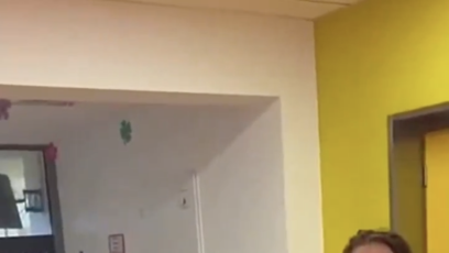 FOTO: Žena podle nemocnice obtěžuje personál i pacienty dlouhodobě.
