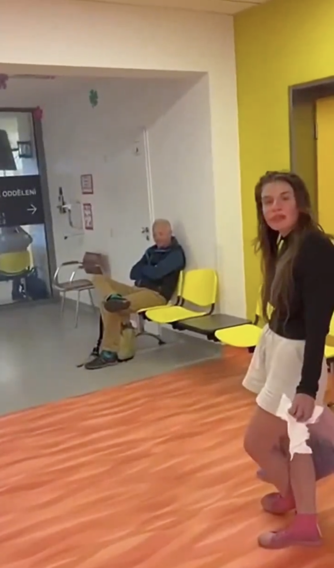 Žena podle nemocnice obtěžuje personál i pacienty dlouhodobě.