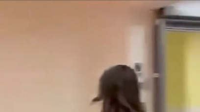 FOTO: Personál nemocnice se snaží ženu přimět k odchodu.