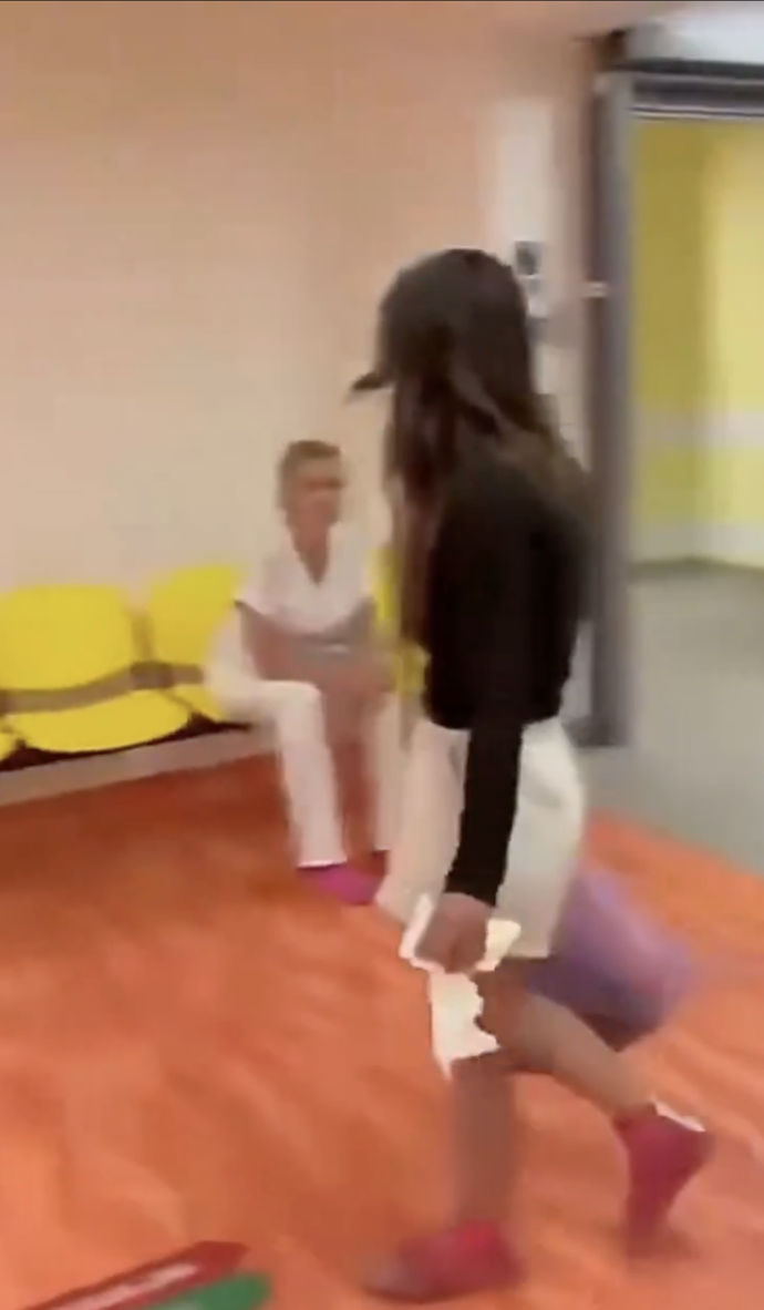 Personál nemocnice se snaží ženu přimět k odchodu.