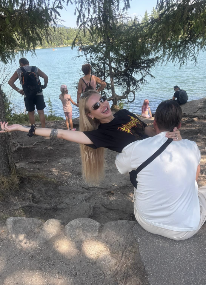 Denisa Šuralová na dovolené s partnerem.