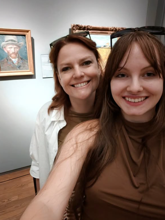 Dagmar Jandová s dcerou pózují s nejslavnějším obrazem Van Gogha. 