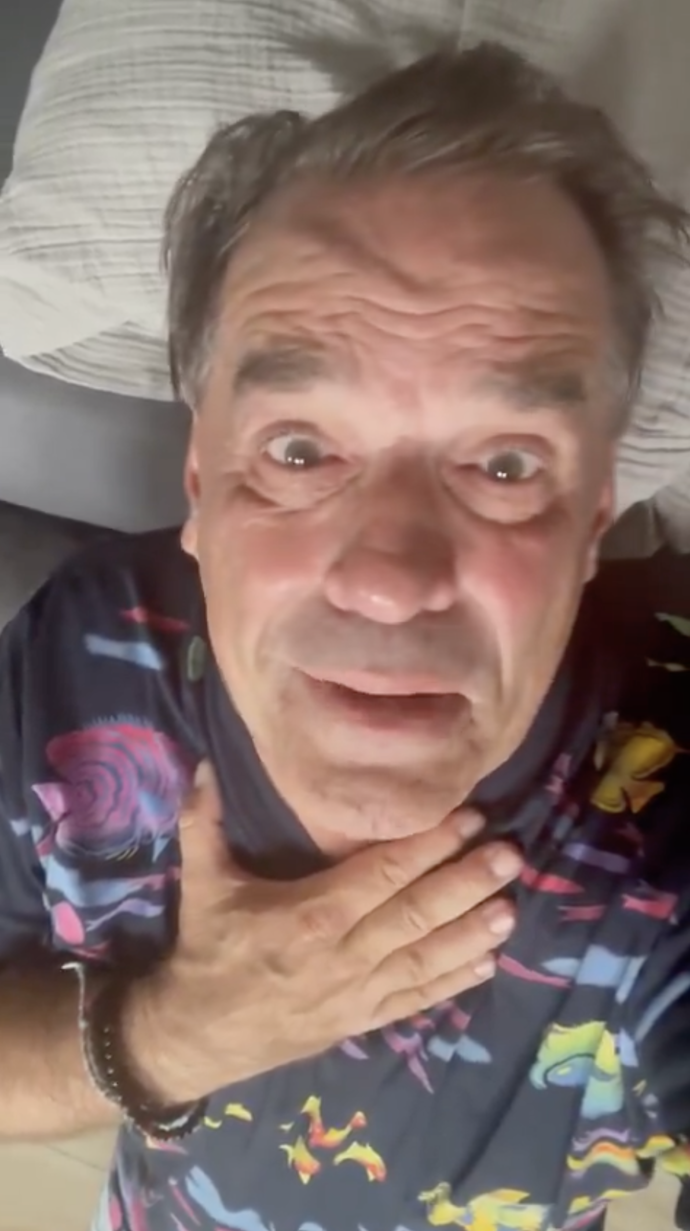 Herec natočil ironické video, ve kterém premiérovi děkoval.