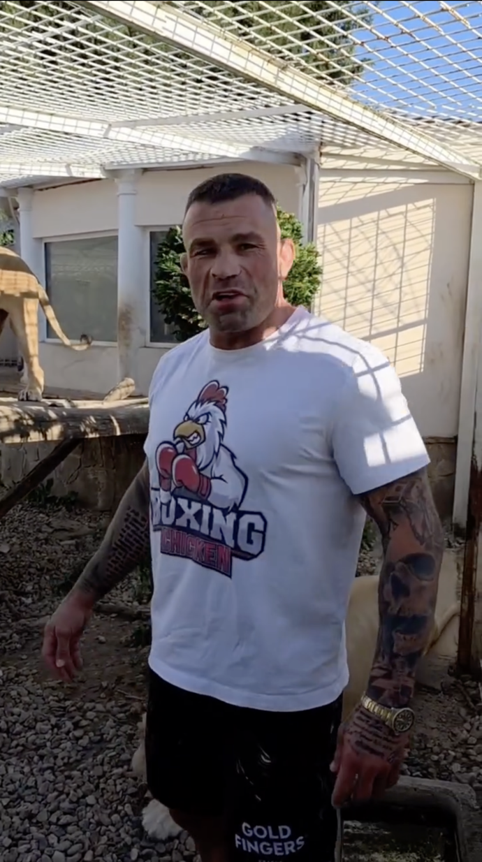Karlos Vémola natočil netradiční reklamní video přímo ve výběhu svých lvů.